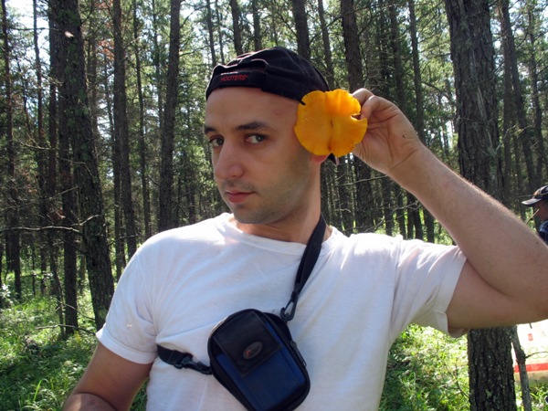 Черняков в лесу с лисичками. Chernyakov and chantarelle