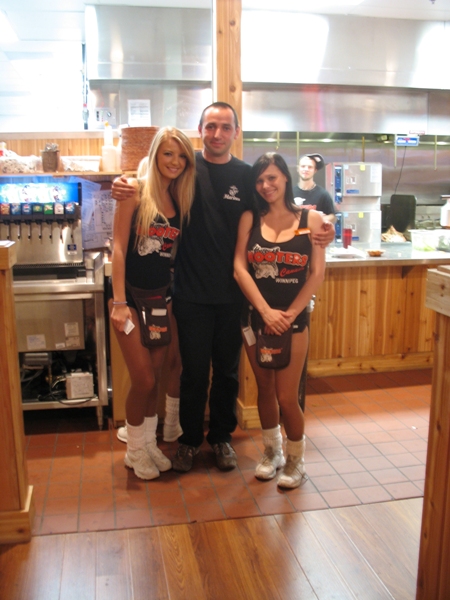 новый Хутерс Виннипег и Черняков new Hooters Winnipeg and Chernyakov with hootersgirl