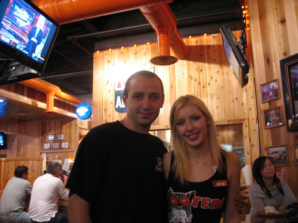 новый Хутерс Виннипег и Черняков new Hooters Winnipeg and Chernyakov with hootersgirl