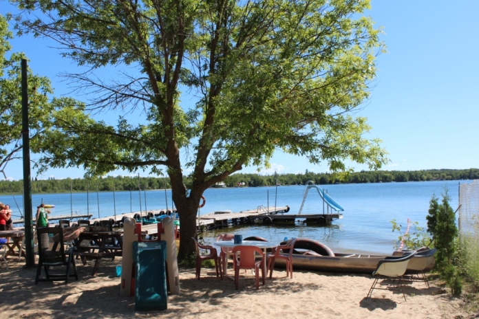 озеро Гулл Лэйк Манитоба коттеджи пляж (Gull Lake Manitoba)