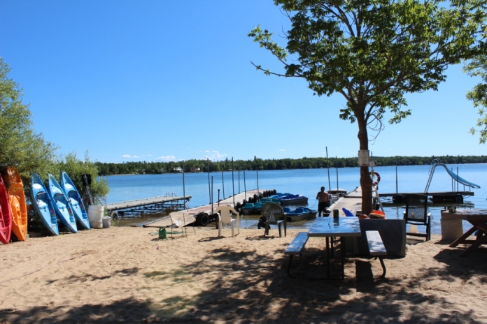 озеро Гулл Лэйк Манитоба коттеджи пляж (Gull Lake Manitoba)