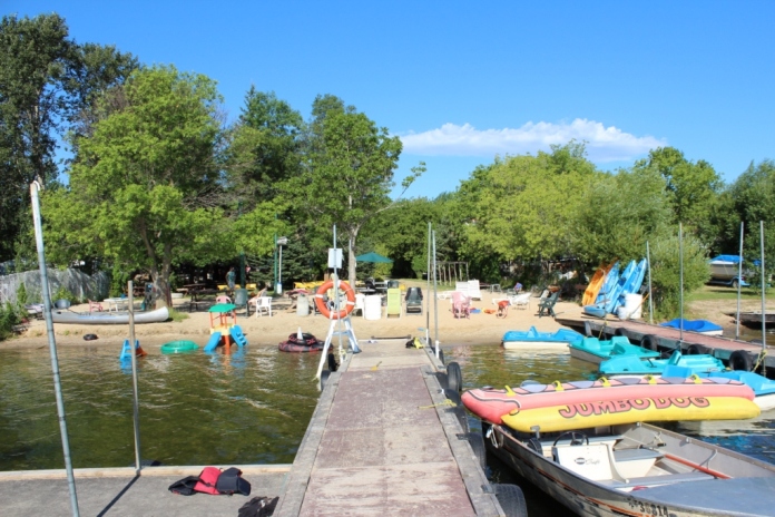 озеро Гулл Лэйк Манитоба коттеджи пляж (Gull Lake Manitoba)