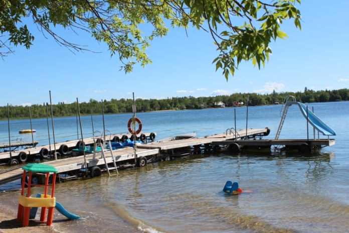 озеро Гулл Лэйк Манитоба коттеджи пристань (Gull Lake Manitoba)
