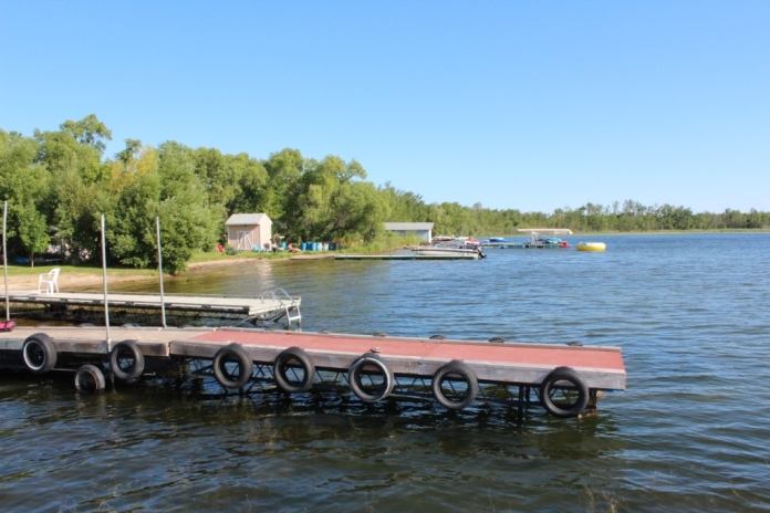 озеро Гулл Лэйк Манитоба коттеджи пристань (Gull Lake Manitoba)