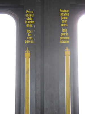Виннипег автобус
Winnipeg Bus Press yellow strip to open door